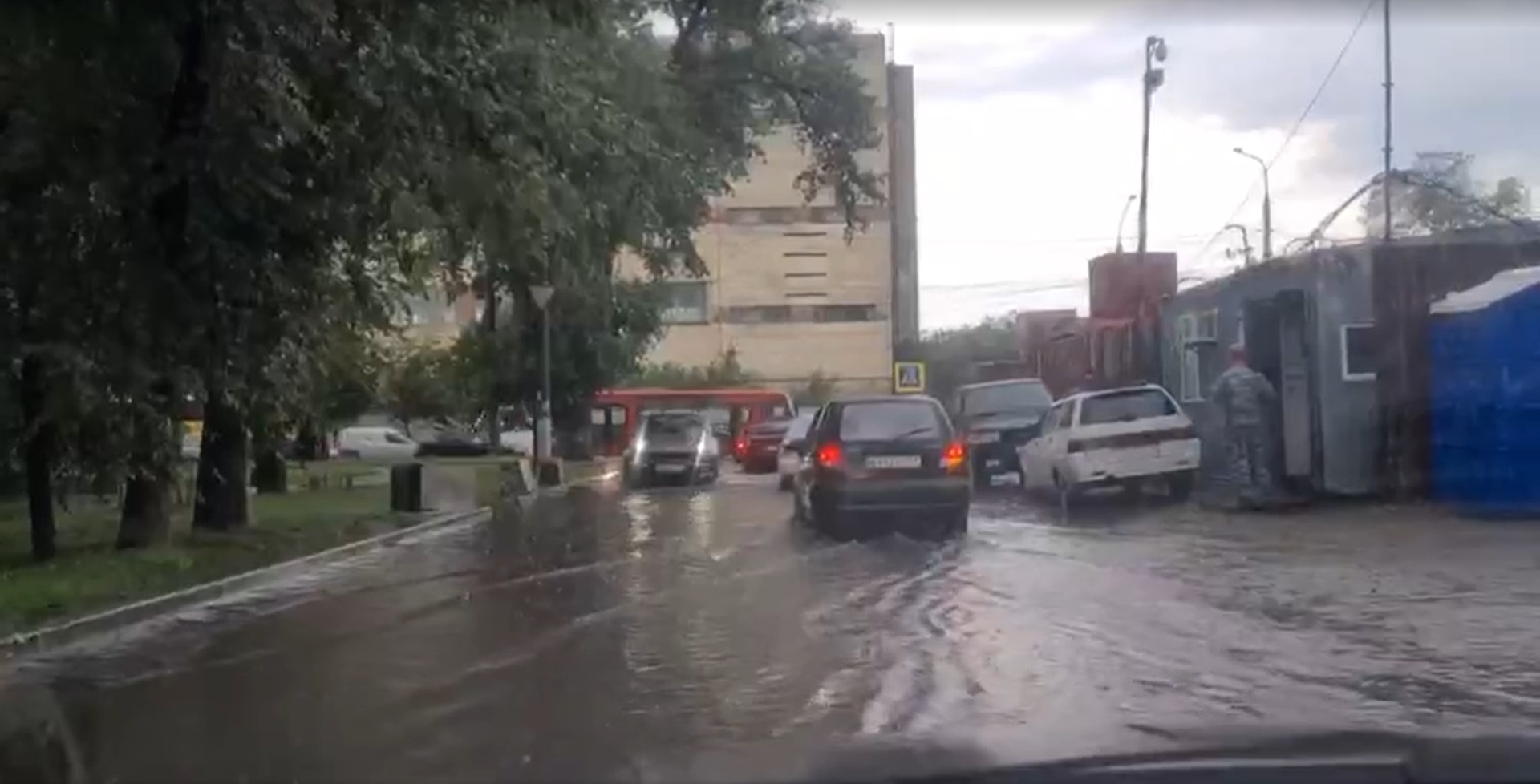 Воронежцы поделились фотографиями и видео затопленных после дождя улиц