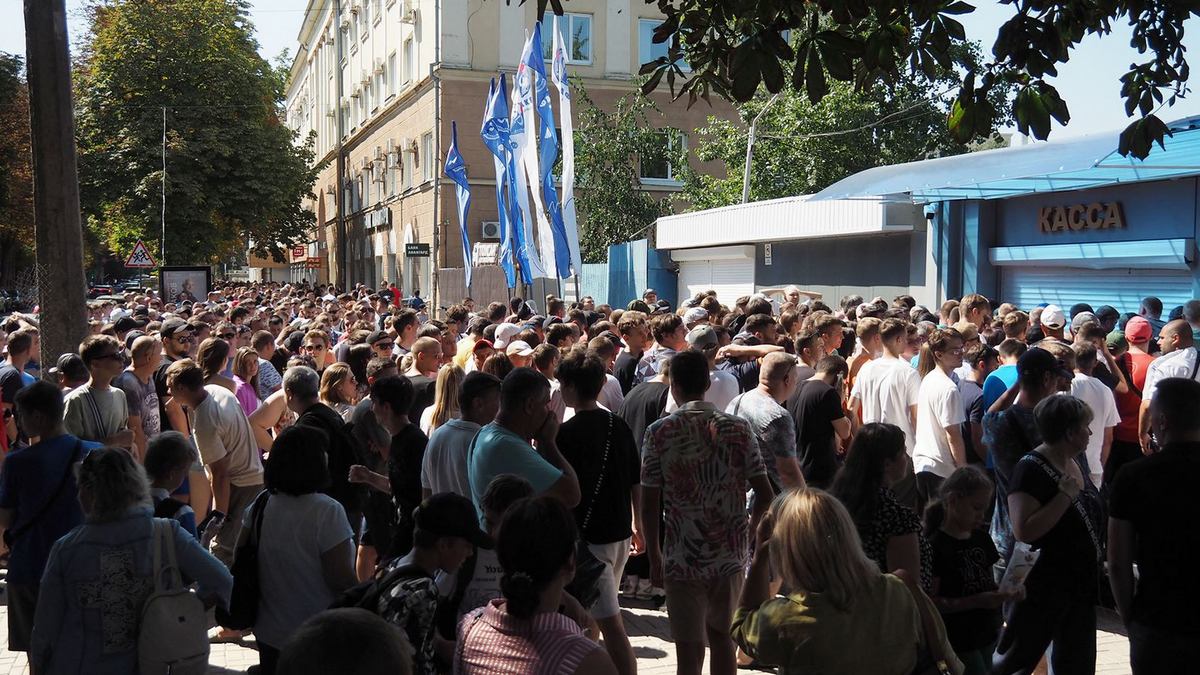 Фотокор РИА «Воронеж» запечатлел огромные очереди за билетами на матч  «Факел» – «Спартак»