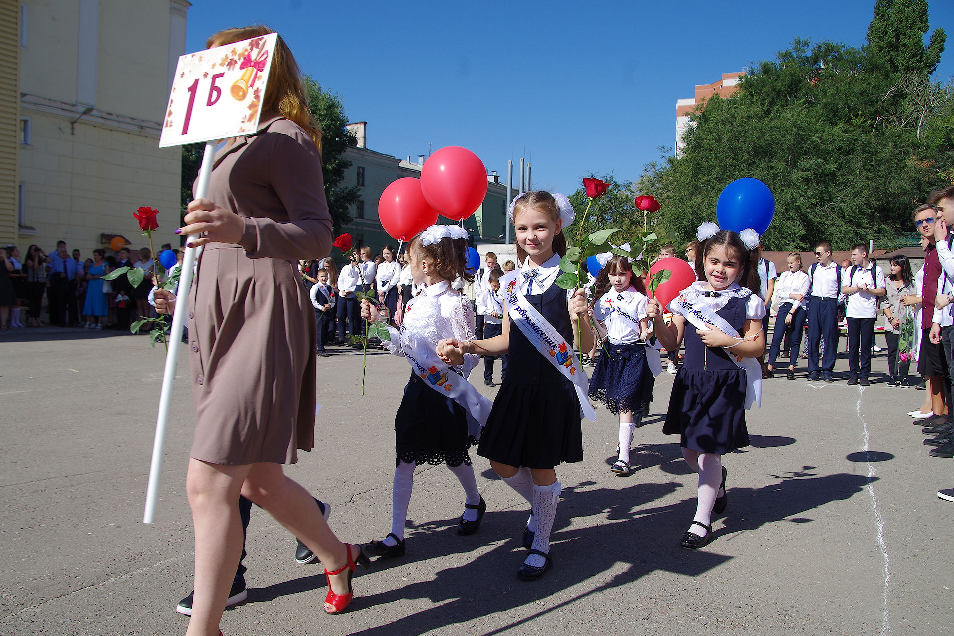 5 сентября 2019. Линейка в школе. Школьники на линейке. Школа 1 сентября. Линейка 1 сентября.