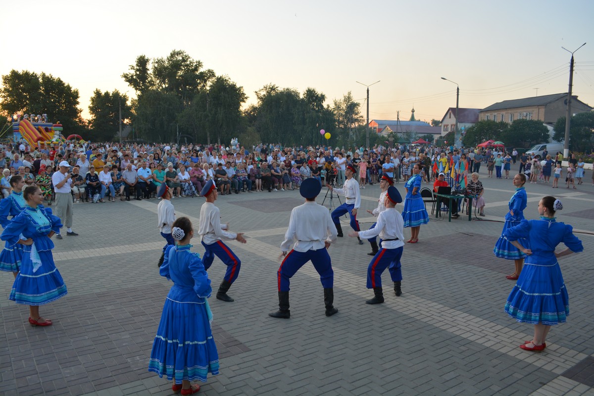 День села на площади в Петропавловке (фото – Елена Турчина)