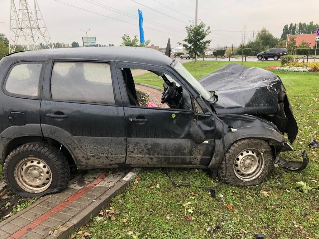 В Воронеже автомобиль Chevrolet Niva наехал на бордюр: 59-летний водитель  погиб на месте