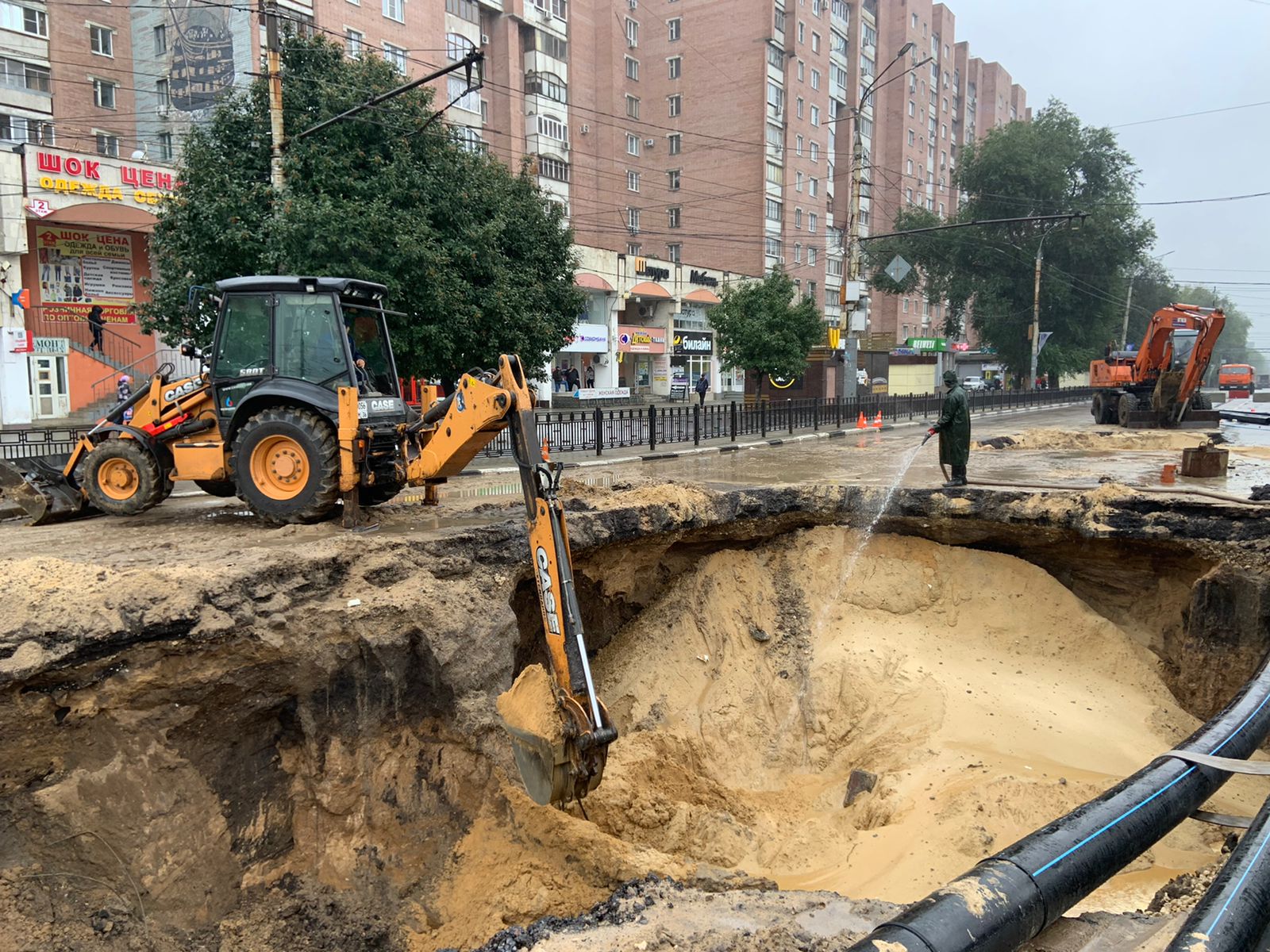 В Воронеже заменили 6 м поврежденного трубопровода на месте прорыва канализации
