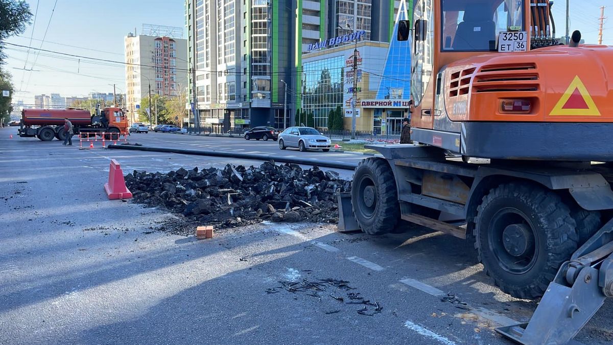 В Воронеже изменят 19 автобусных маршрутов из-за прорыва канализации у  памятника Славы