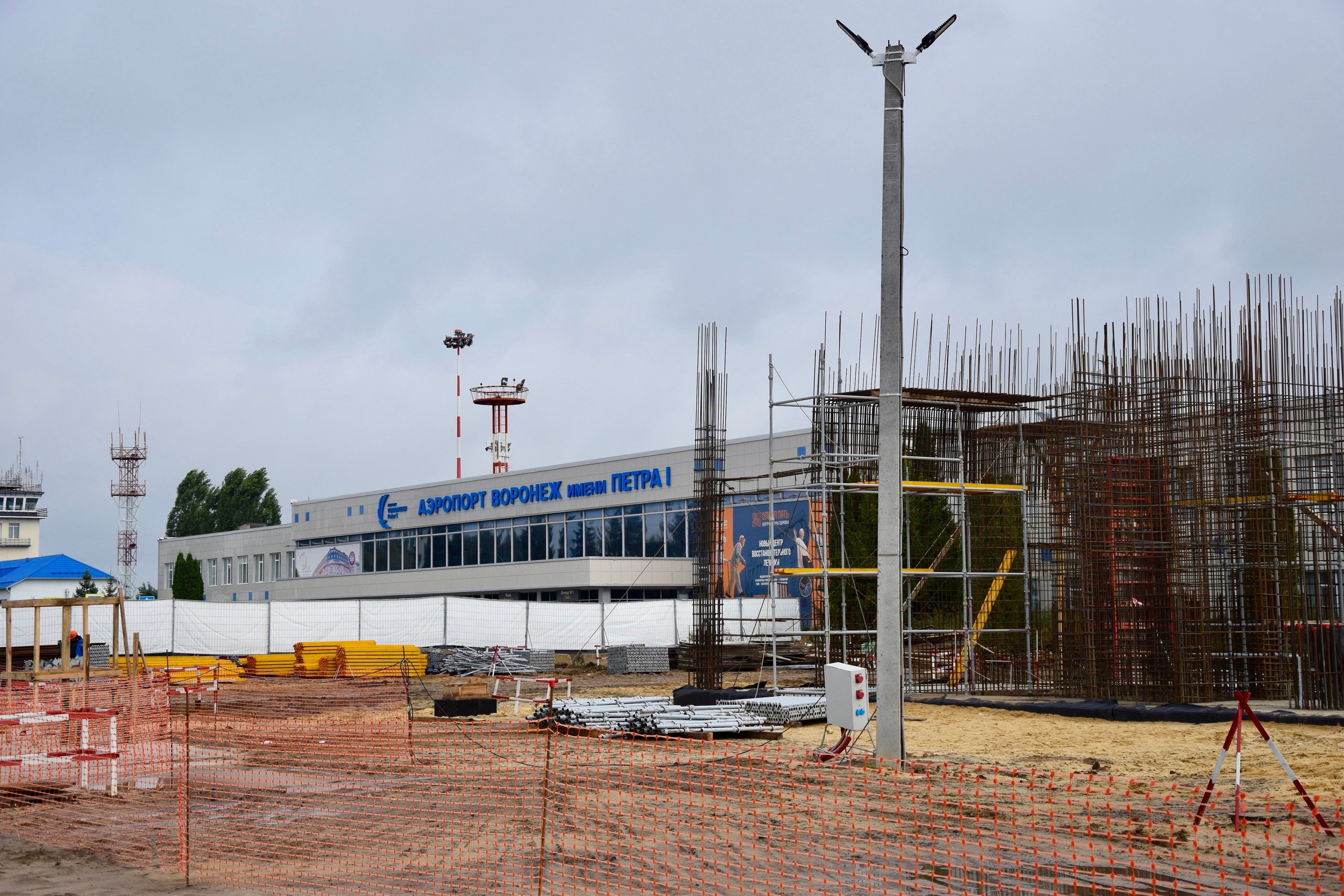 Монтаж вертикальных конструкций нового терминала аэропорта в Воронеже