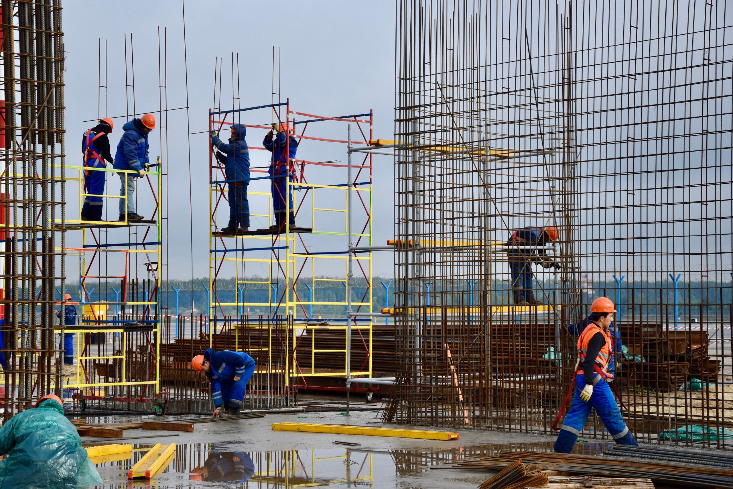 Монтаж вертикальных конструкций нового терминала аэропорта завершили в Воронеже