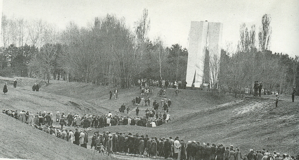 Открытие мемориала Песчаный лог в 1975 г. Открытие мемориала Песчаный лог в 1975 г.