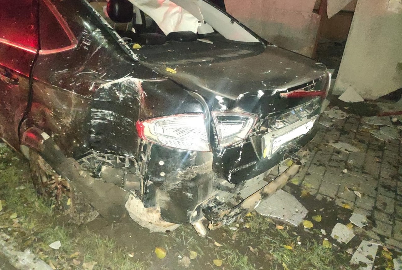 Ford Mondeo влетел в забор в частном секторе Воронежа: пострадали 2 человека