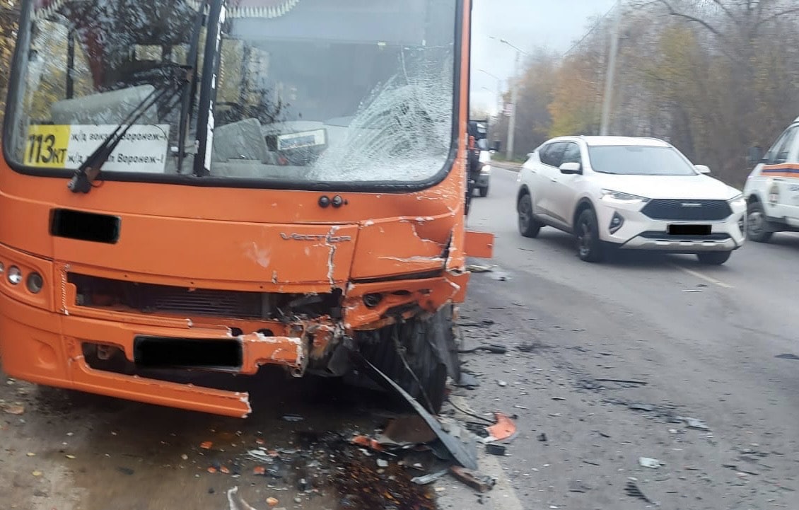 Иномарка протаранила маршрутку в Воронеже