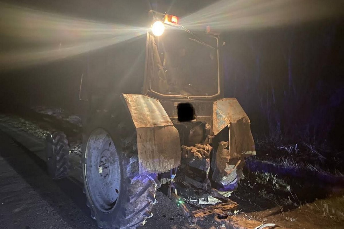 «Лада» врезалась в трактор с телегой в Воронежской области