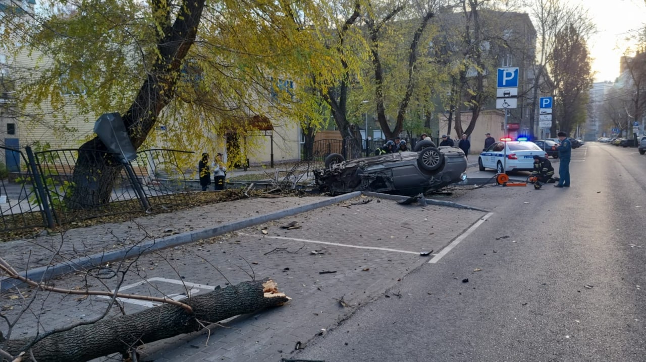 В центре Воронежа Ford Kuga въехал в забор и перевернулся: пострадал водитель