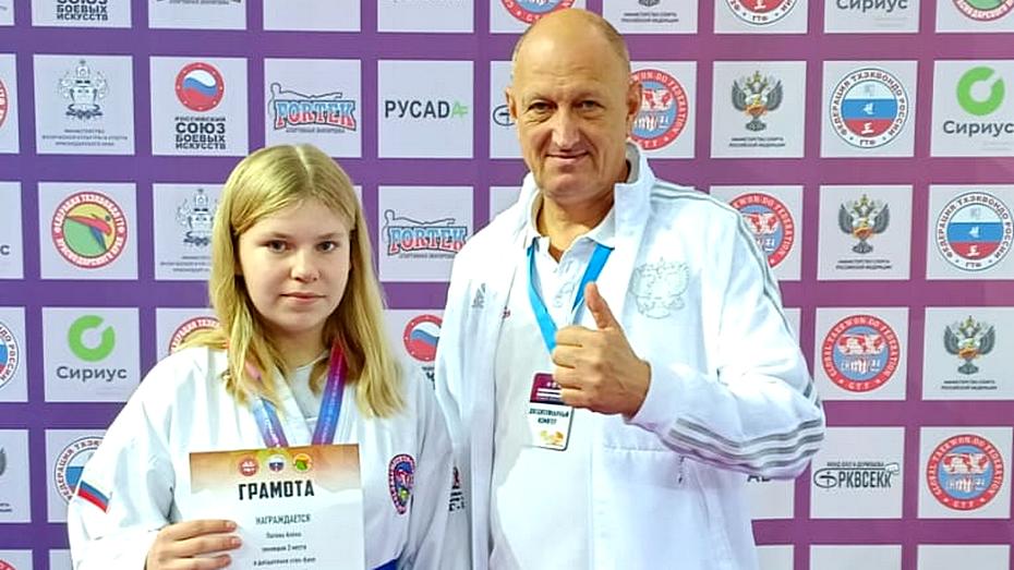 на фото: Алена Попова с тренером Олегом Овсеневым