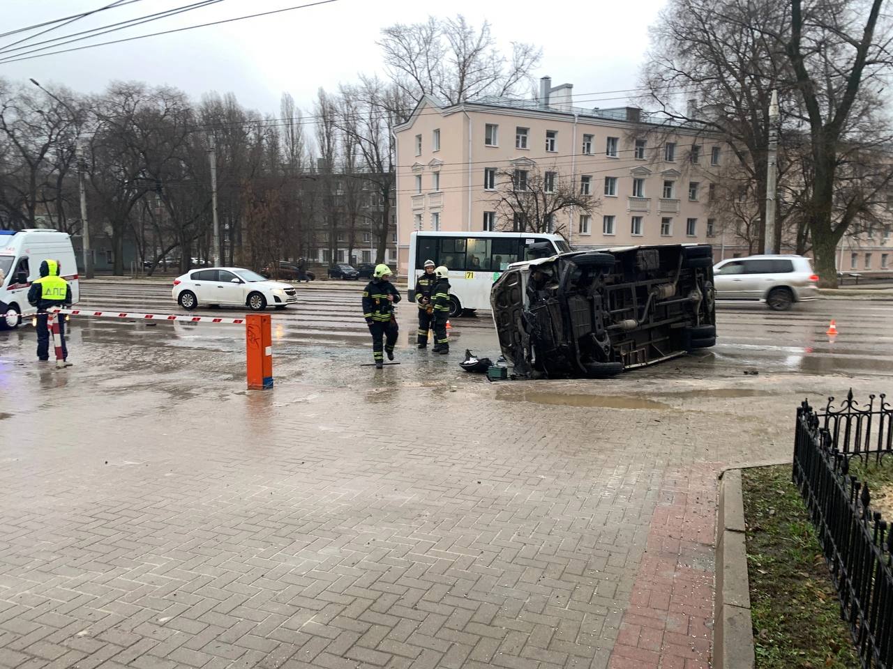 Угнанная Mazda спровоцировала падение маршрутки у Воронежского мехзавода