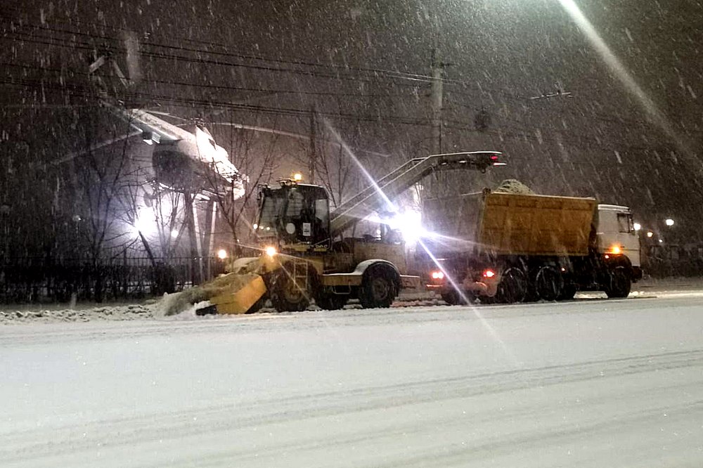 Убирают снег в Воронеже