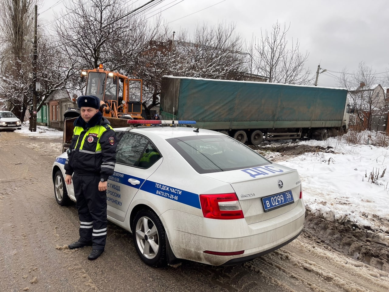 Воронежские полицейские помогли водителю большегруза, который застрял в  частном секторе