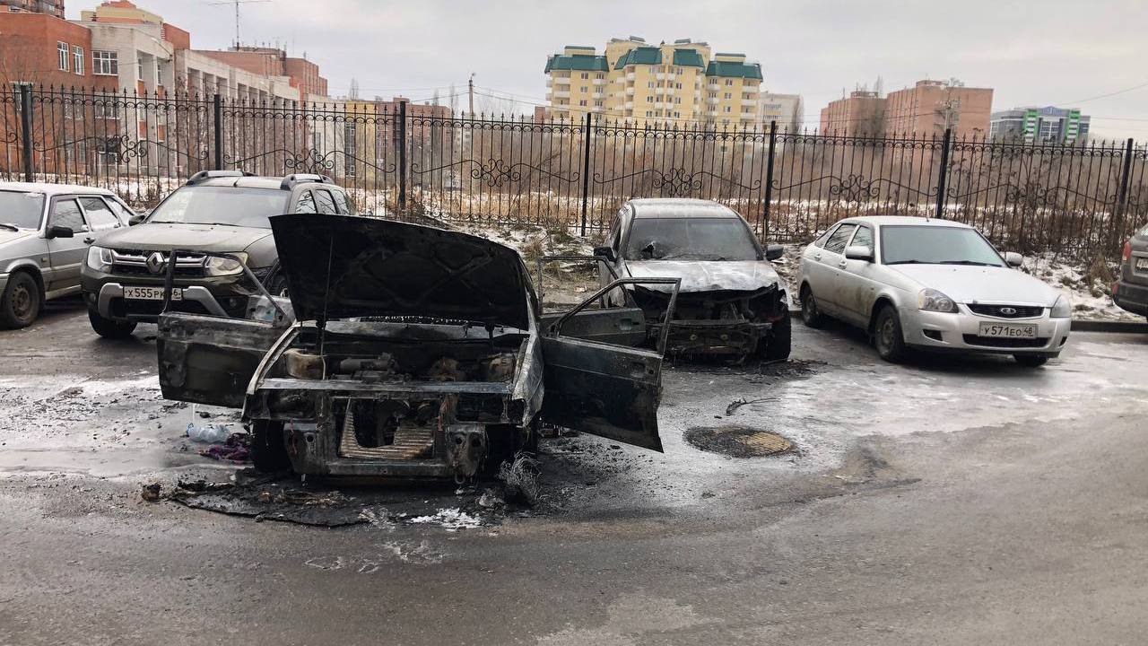 Пожар уничтожил ВАЗ-2114 и повредил еще 3 автомобиля на Московском  проспекте в Воронеже