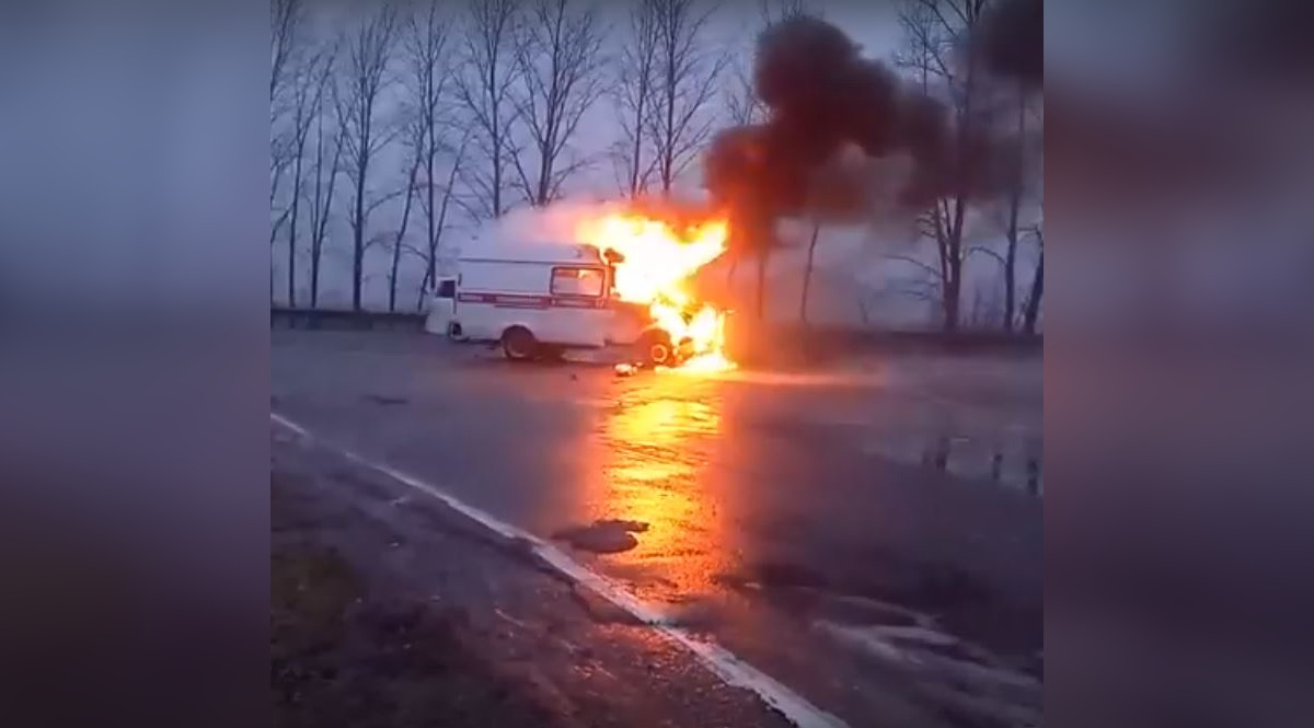 Машина скорой помощи сгорела на трассе в Воронежской области