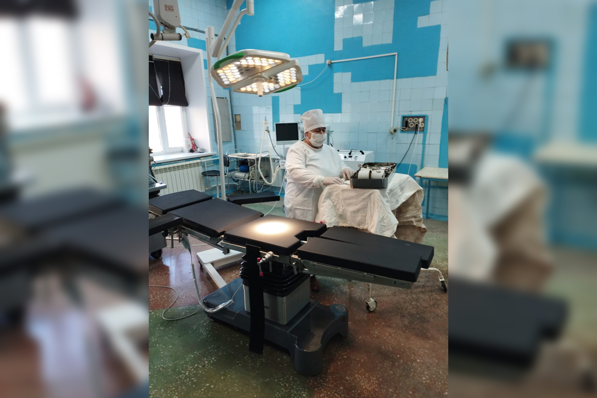 Операционная сестра хирургического отделения Валентина Прихоженко  готовит к работе новое оборудование