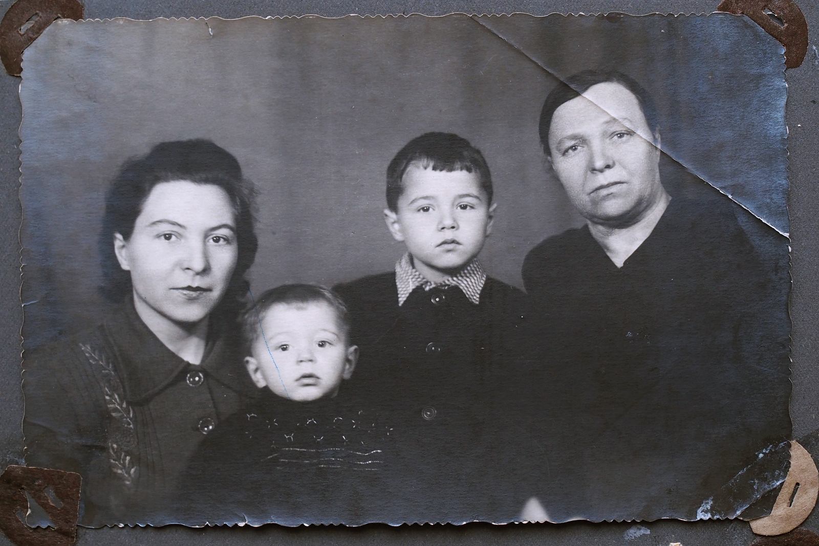 Александра Дмитриевна с сыновьями Александром и Юрием, мамой Анастасией Михайловной
