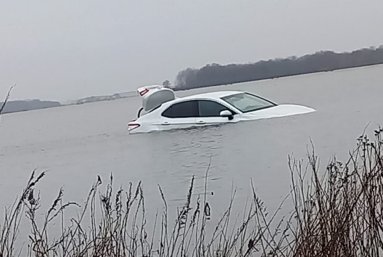 Под Воронежем машина ушла под воду при попытке проехать по затопленному  мосту: видео