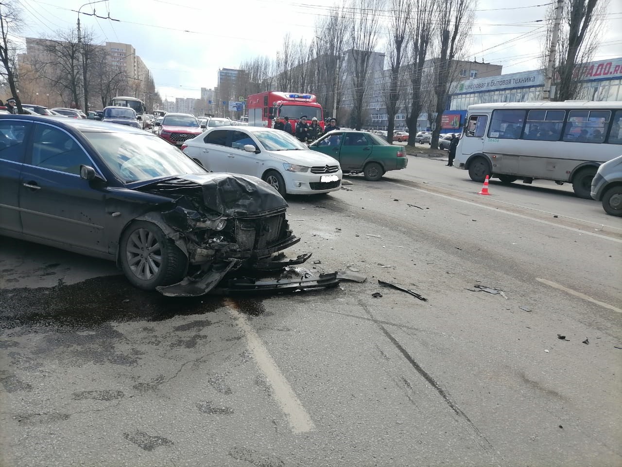 В массовом ДТП на Ленинском проспекте в Воронеже погибла 46-летняя женщина