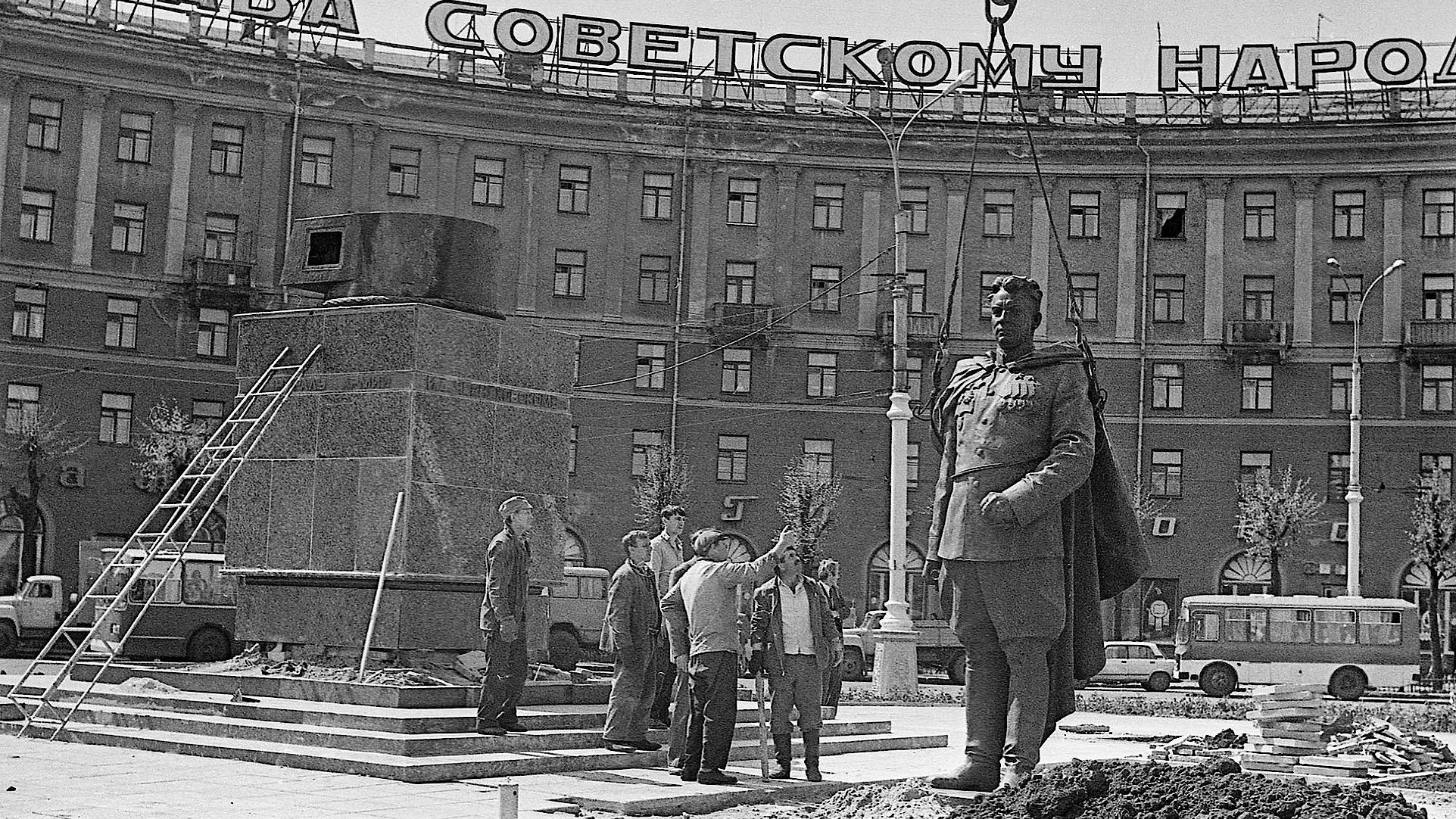 Момент установки памятника Черняховскому в Воронеже в мае 1993 года. Фото: Андрей Архипов.