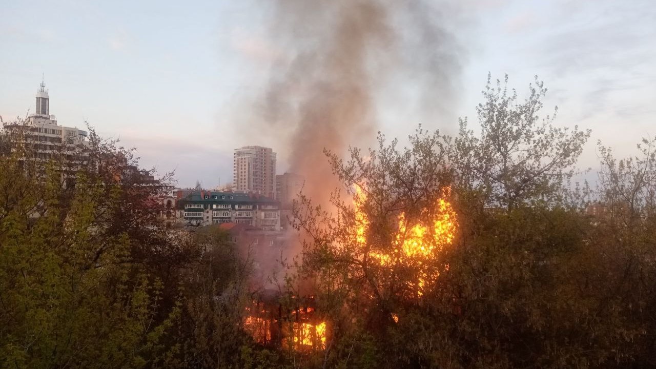 В Воронеже загорелся частный дом рядом с БЦ «Форум» (видео)