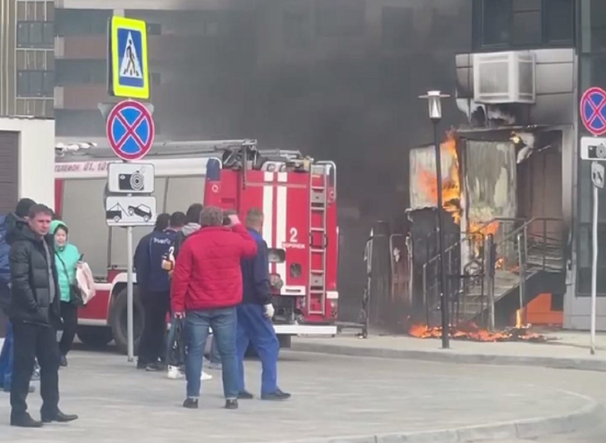 Пожар в многоэтажном доме попал на видео в Воронеже