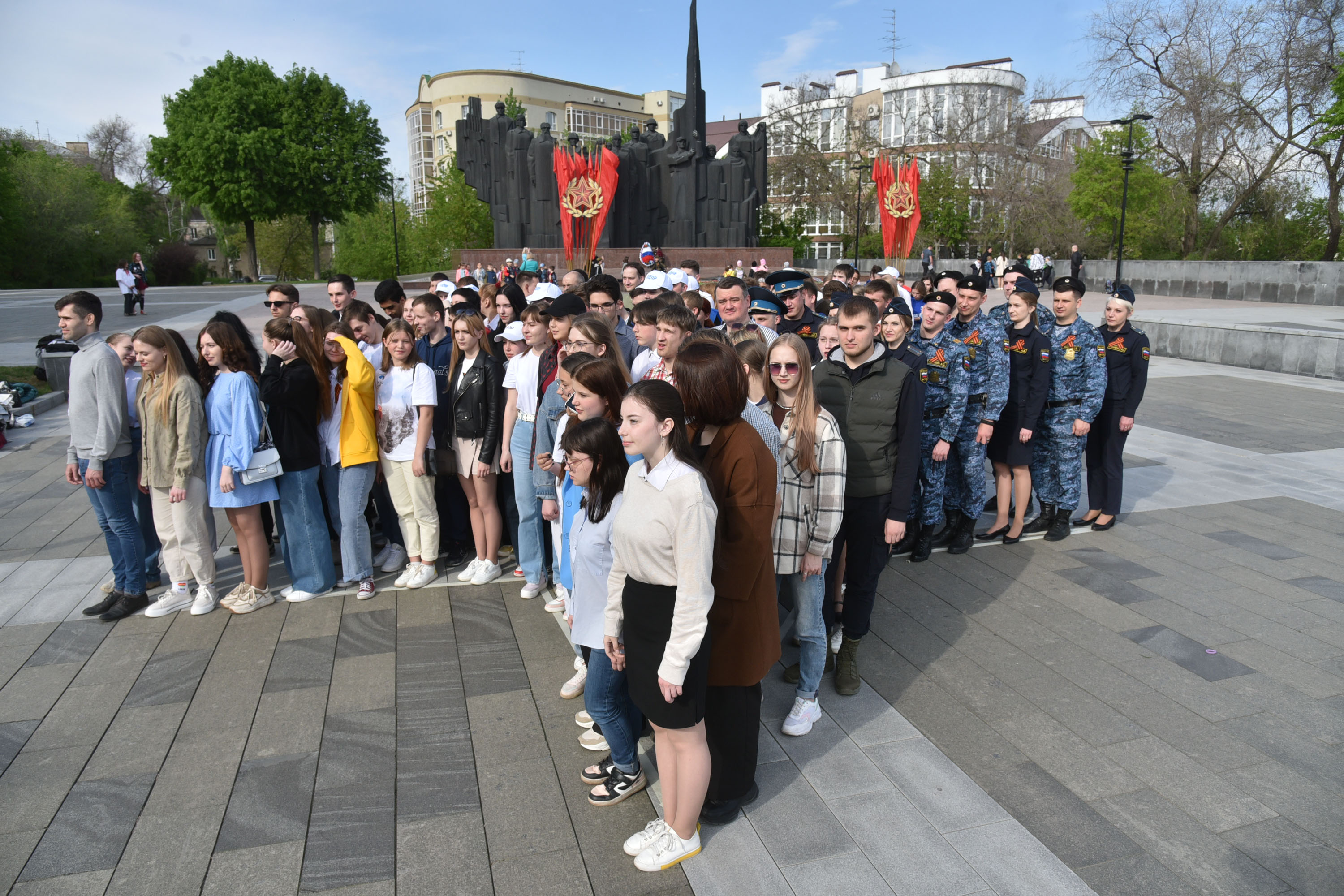 В Воронеже прошел патриотический флешмоб «Звезда Героя»