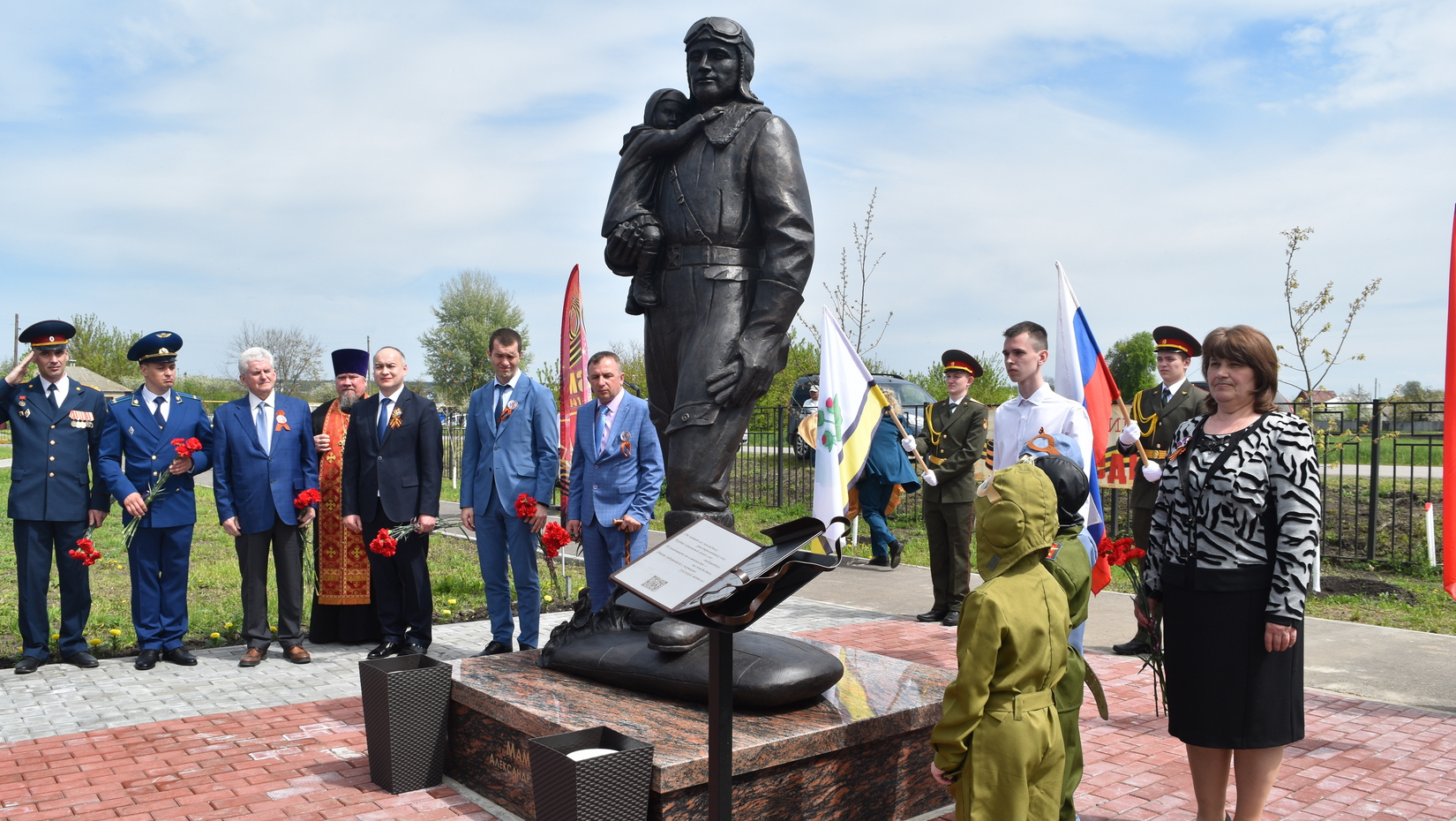 Вернулся в бронзе. В воронежском селе открыли памятник легендарному летчику