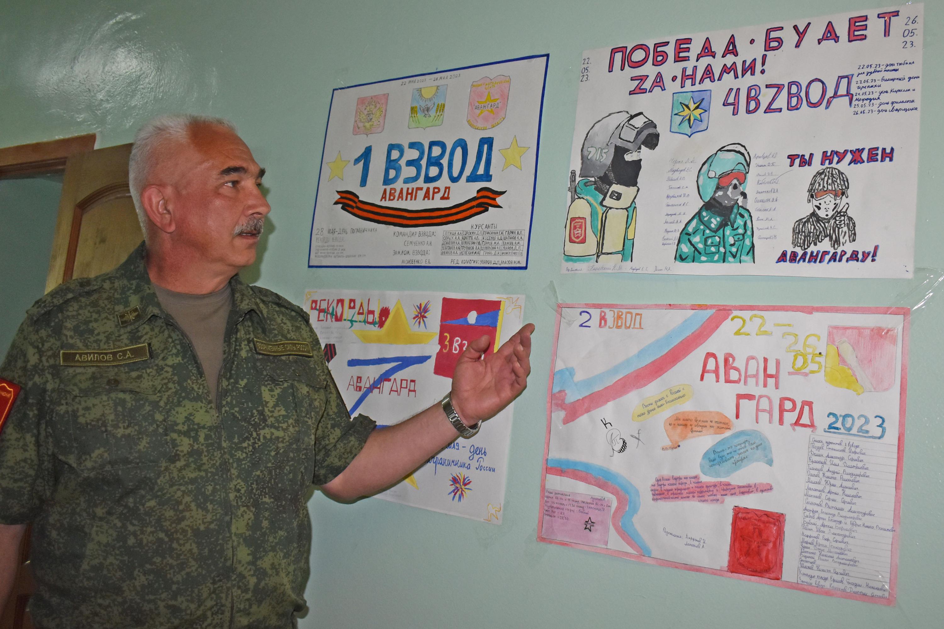 Сергей Авилов показывает нам стенгазету. Фото Валерии Авдохиной