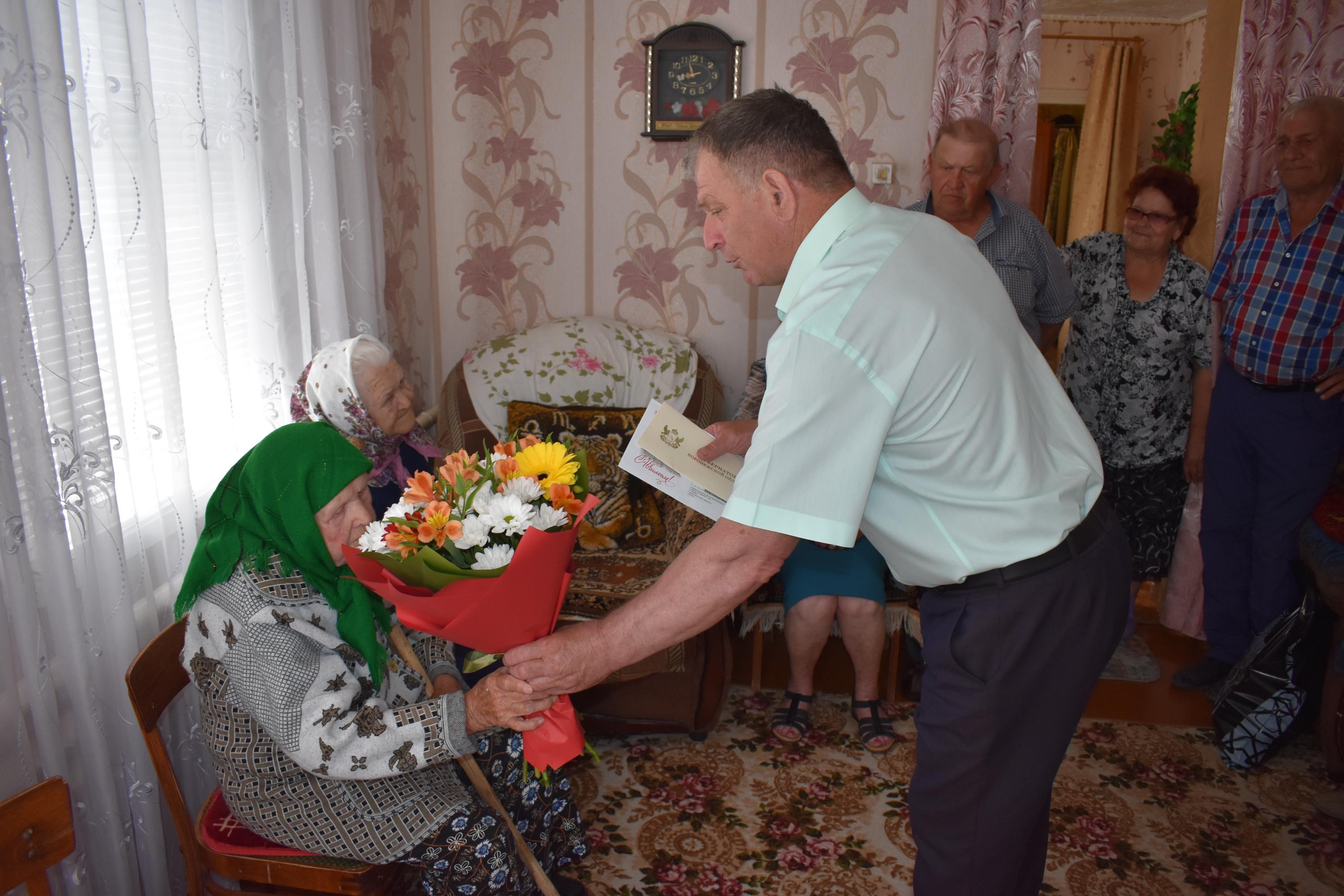 Глава администрации района Николай Котолевский поздравил Ефросинью Климову с вековым юбилеем.