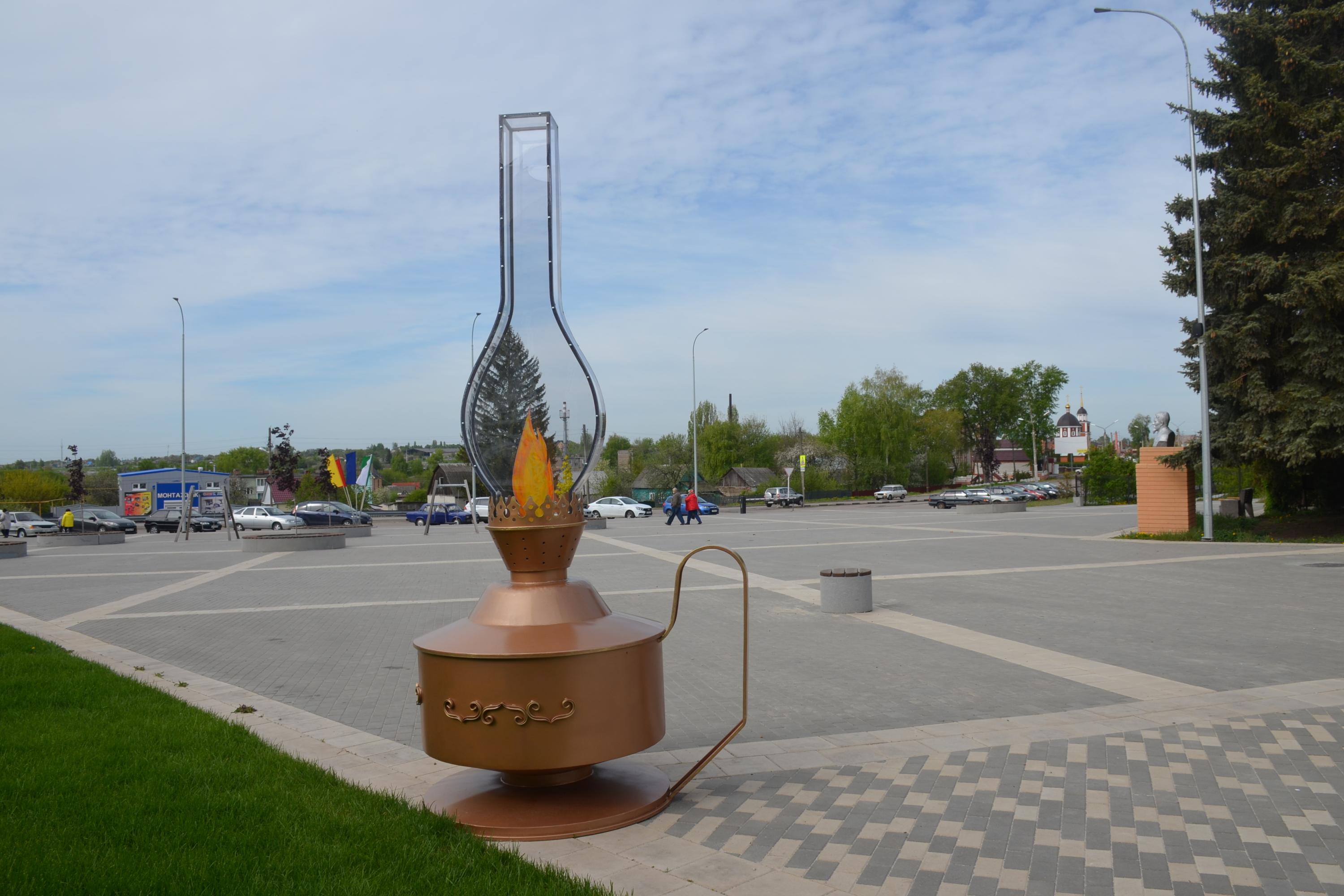 Керосиновая лампа у краеведческого музея. Фото Екатерины Рыданской