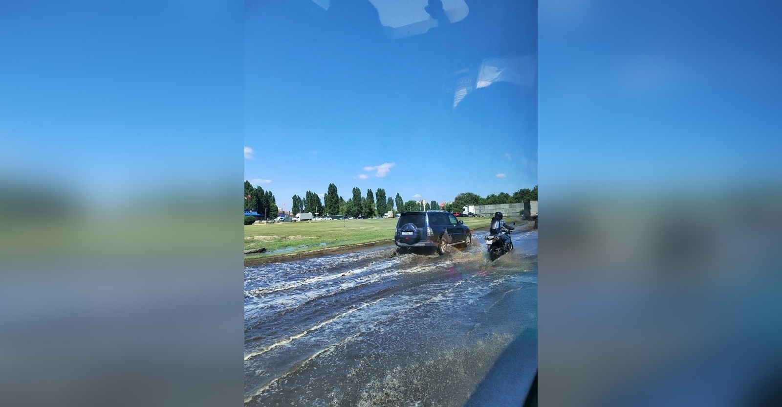 В Воронеже затопило кольцо на Обручева: образовалась большая пробка