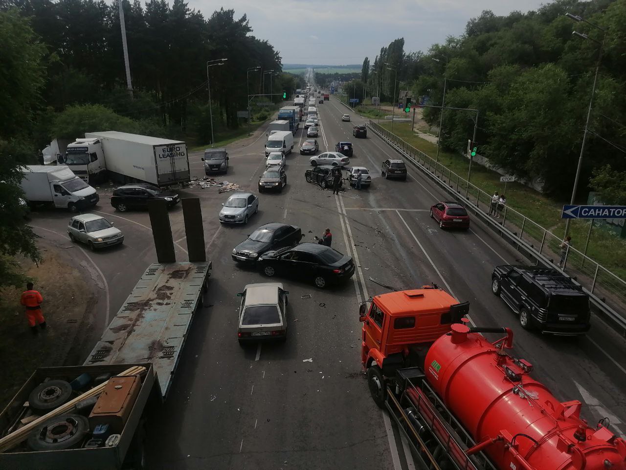 Два грузовика и 5 легковых авто столкнулись в Воронеже: есть несколько  пострадавших | 23.06.2023 | Воронеж - БезФормата