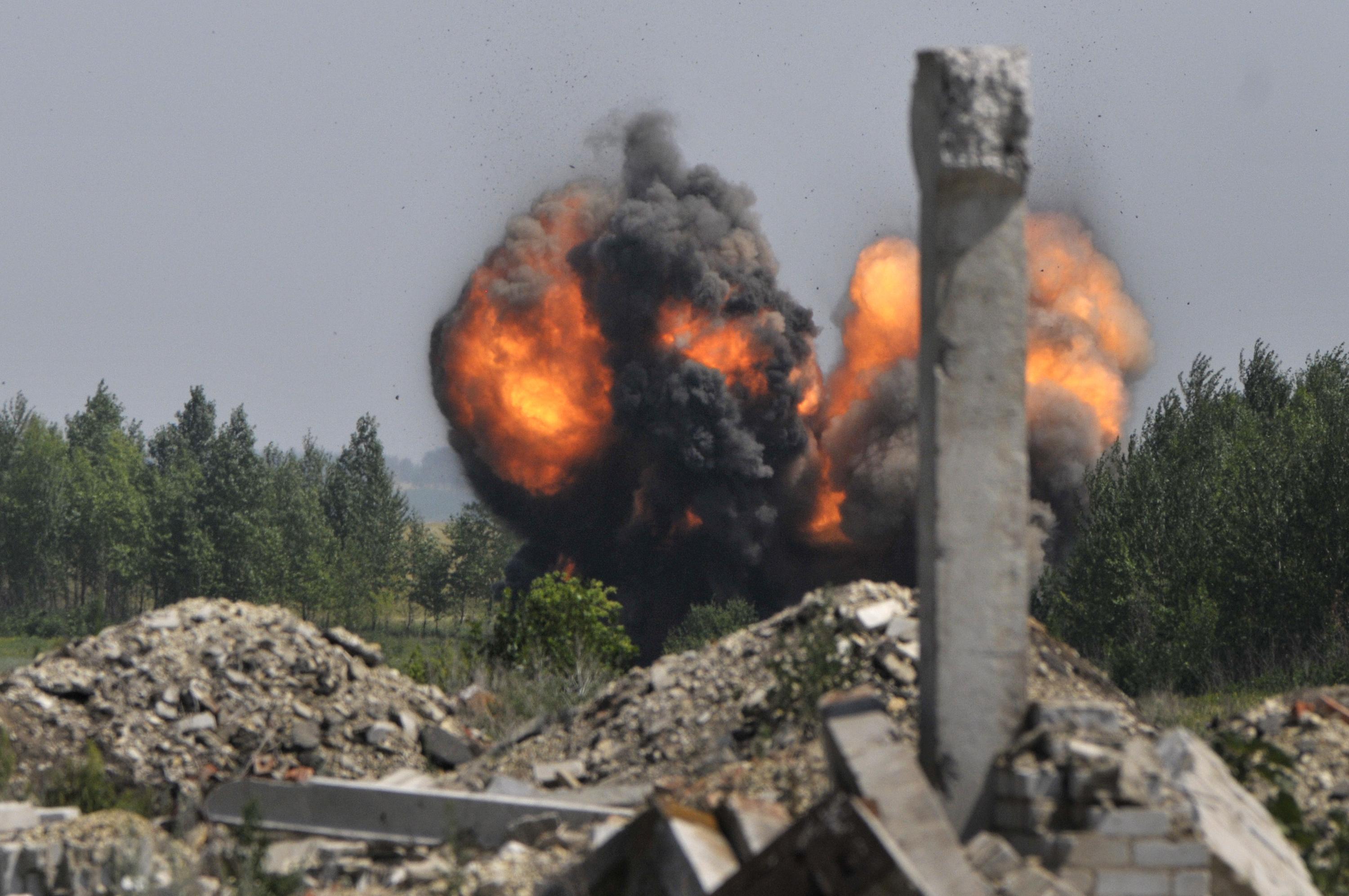 Курская область обстрел. Солохи белгородская область обстрел. Донецк разрушения. Пожар в новохоперске. Дом культуры.