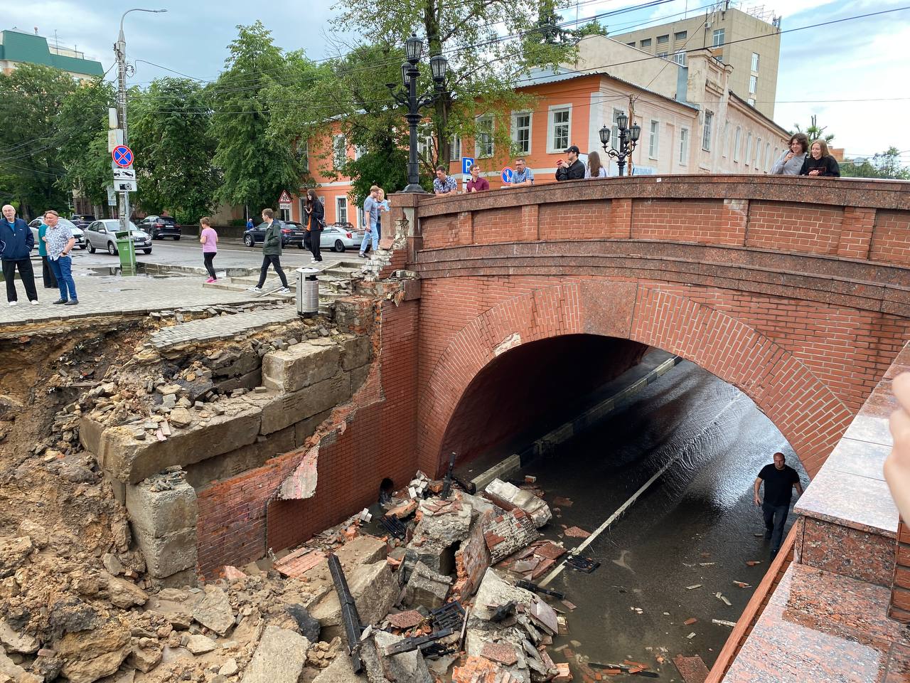 Режим ЧС введут после обрушения части подпорной стены Каменного моста в  Воронеже