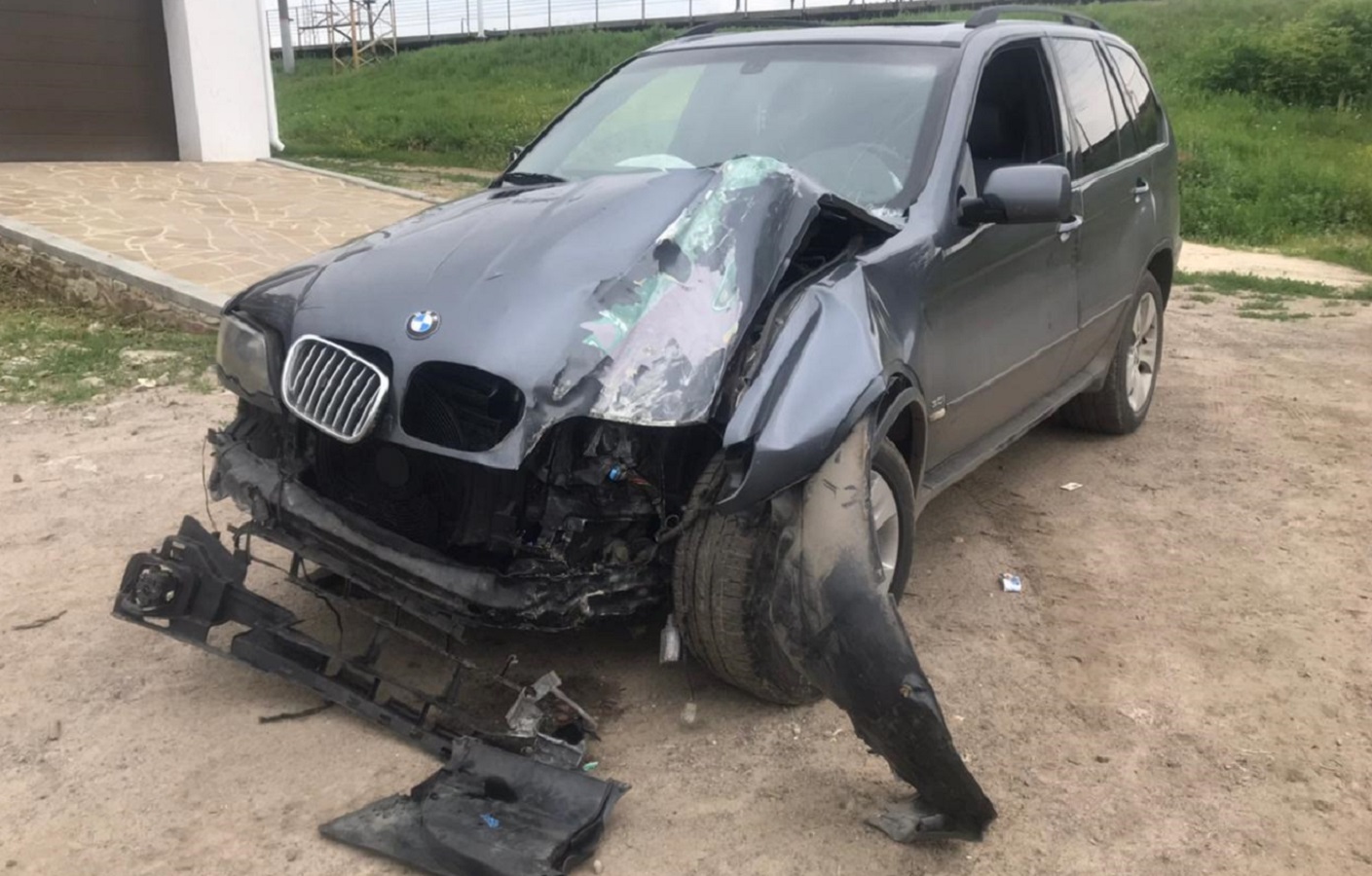 Воронежец разбил BMW X5 о столб: пострадал 37-летний пассажир