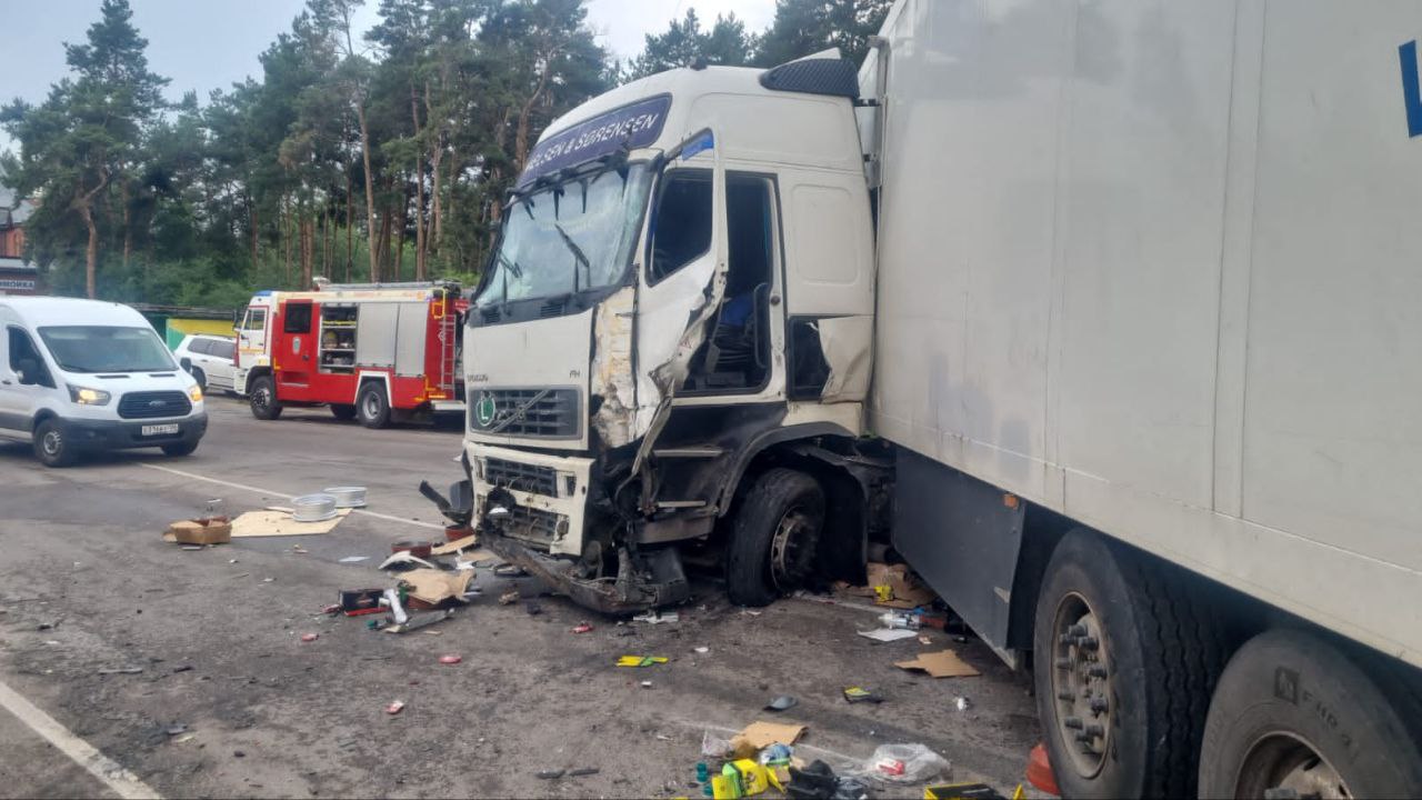 Два грузовика и 5 легковых авто столкнулись в Воронеже: есть несколько  пострадавших