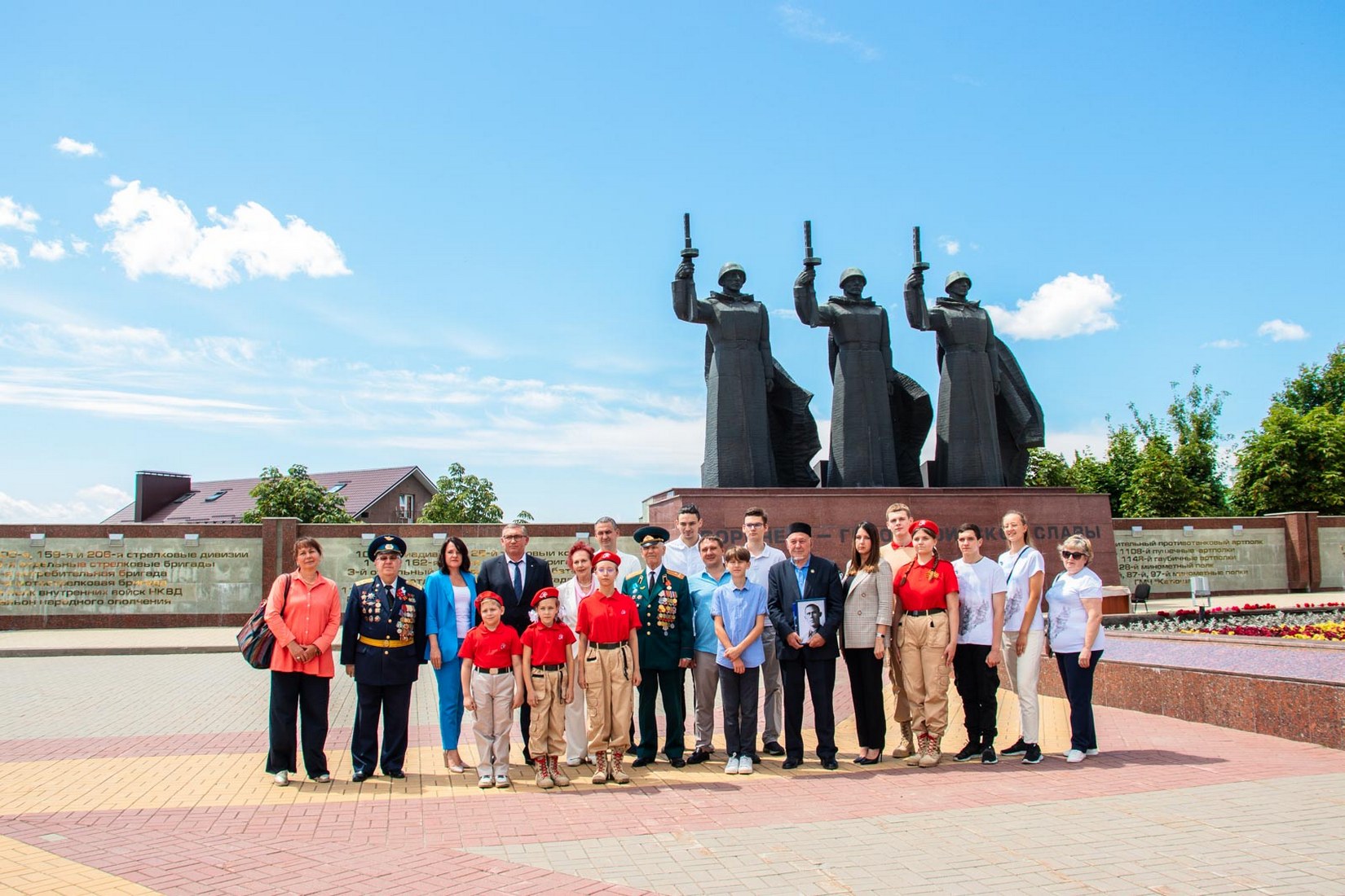 Погиб при попытке прорыва. В Книгу памяти 