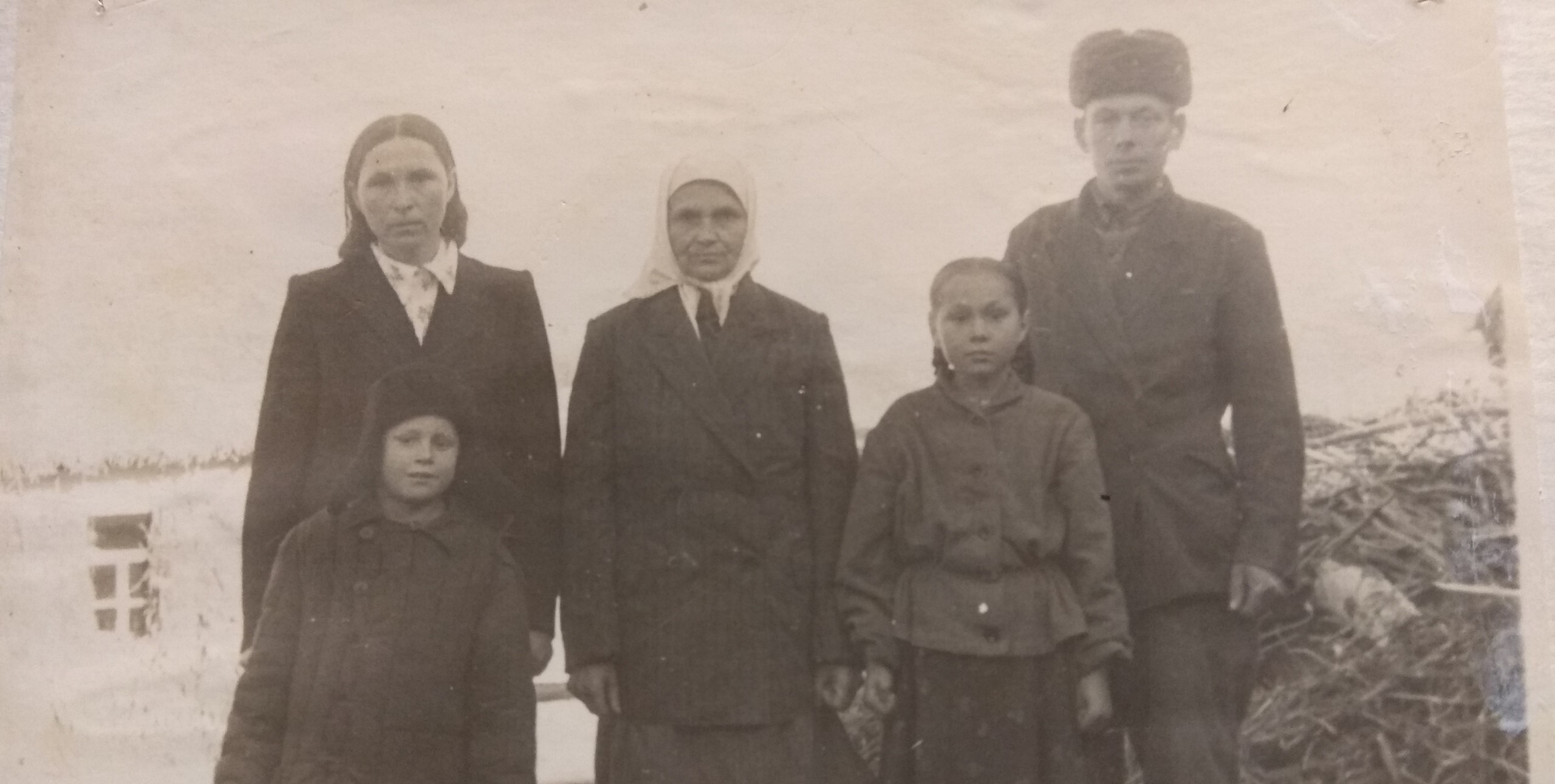 Алексей Коровченко с женой Марией, с детьми и тещей Варварой