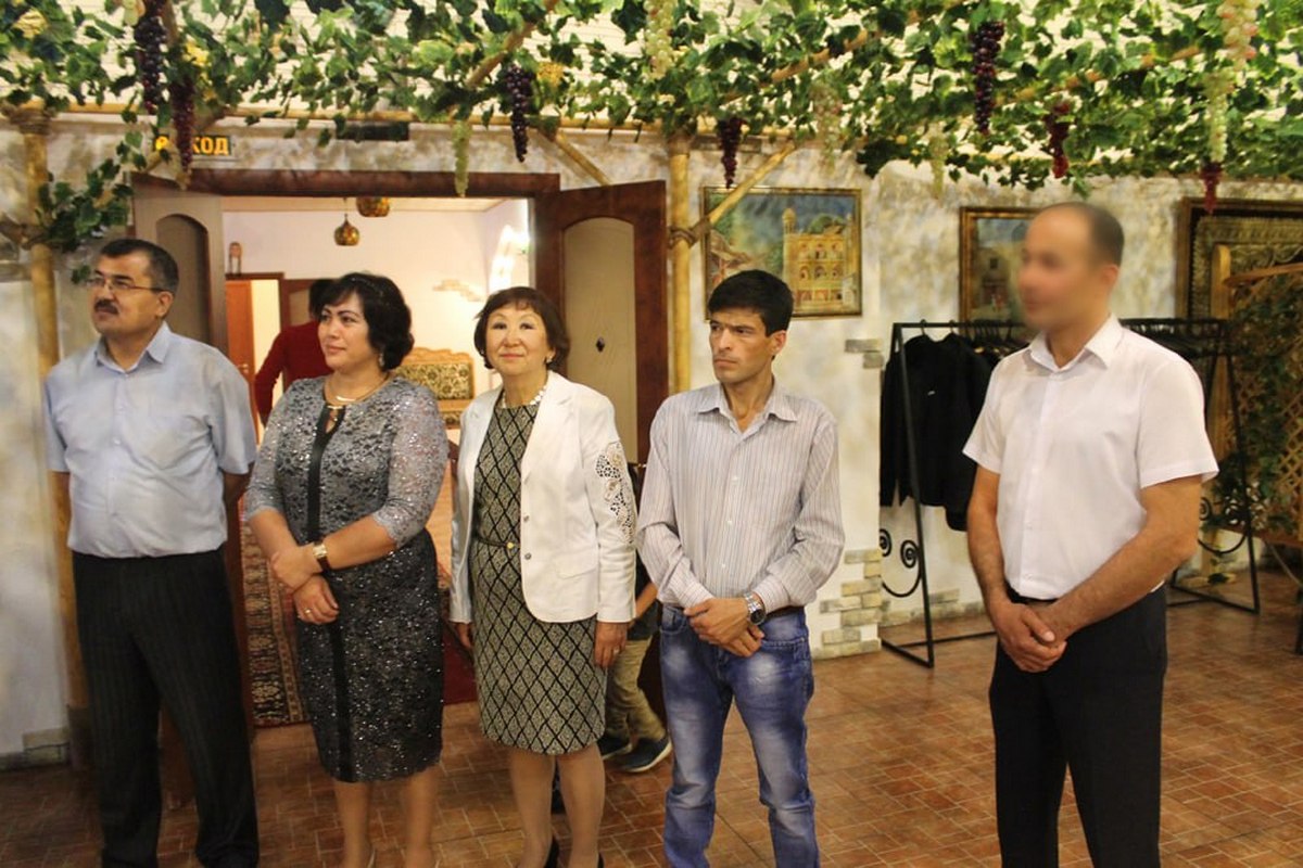 Баходир (справа) с активистами из Воронежской областной общественной организации узбеков «Мир» 