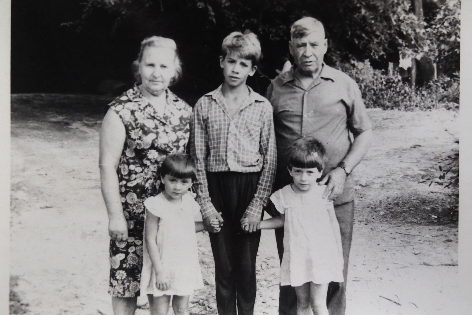 Анна Васильевна с мужем и внуками от дочери Галины