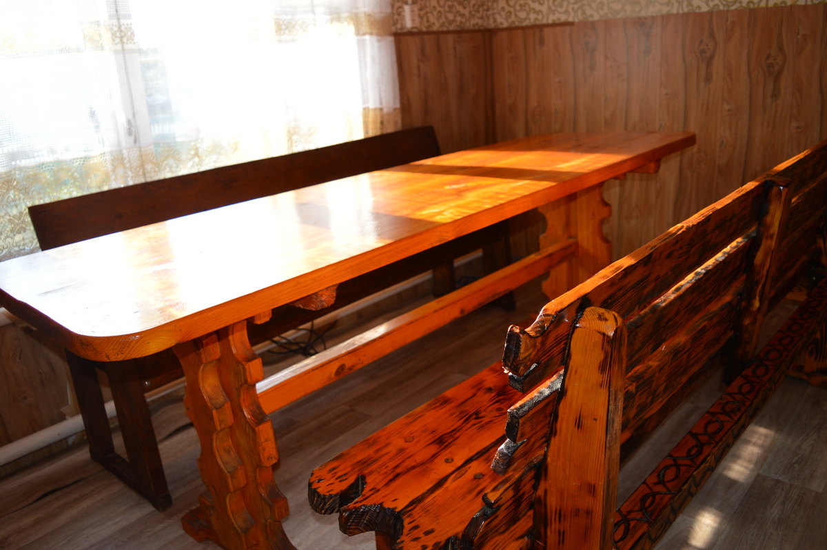 Кухонный стол со скамейками – тоже дело рук главы семейства