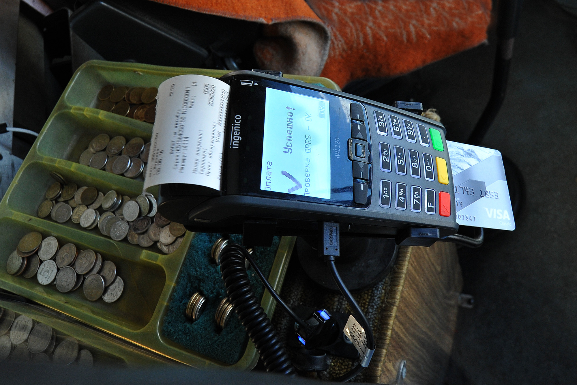 Безнал в автобусе. Терминал оплаты в автобусе из коробки. Принимают ли наличные в автобусе. Страхование пассажиров автобусов на кассовой ленте. Проезд в автобусе.