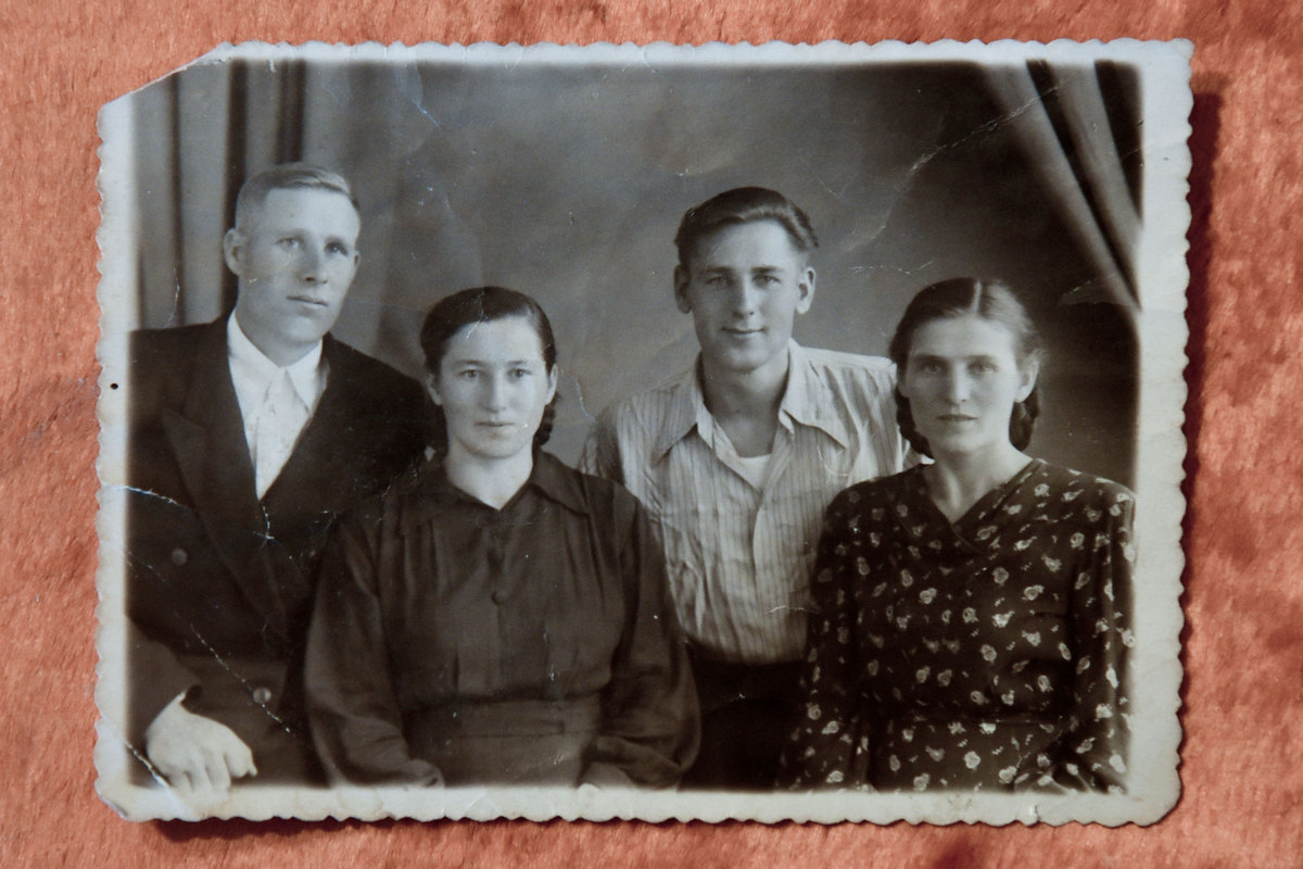Героиня публикации с родными братьями и сестрой Анастасией (Акулина Алексеевна вторая слева)