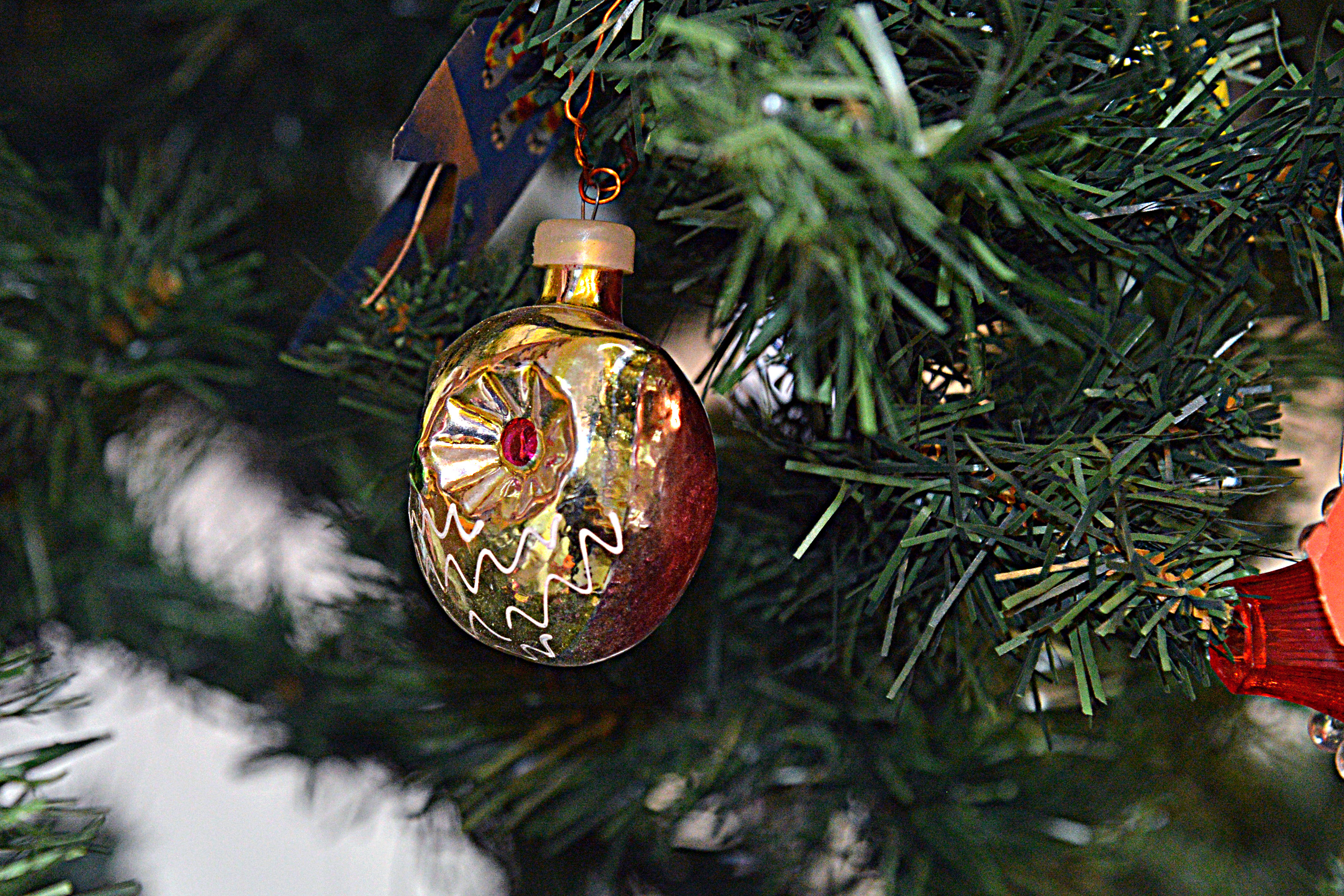 10 елочных. Goodwill елочные игрушки. Новогодний шар. 10 новогодняя. Новогодняя скидка 10%.