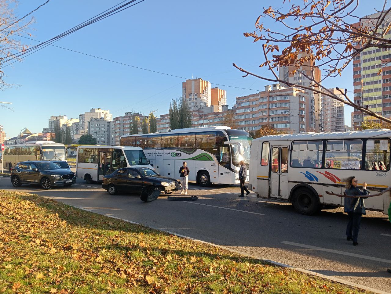 Автобус городского маршрута №95 столкнулся с легковым автомобилем в Воронеже