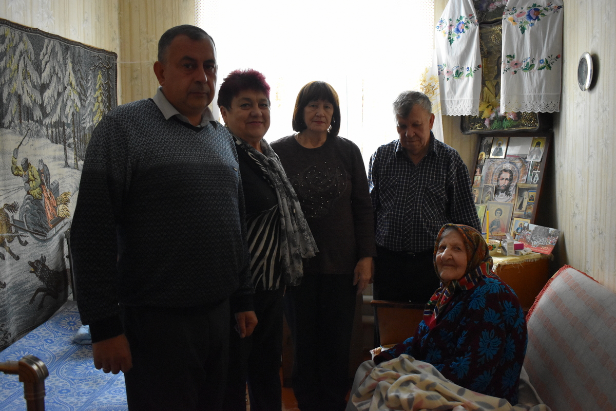 Пелагея Пальчикова с сыном Виктором (стоит справа) и гостями. Фото Тамары Мотаевой