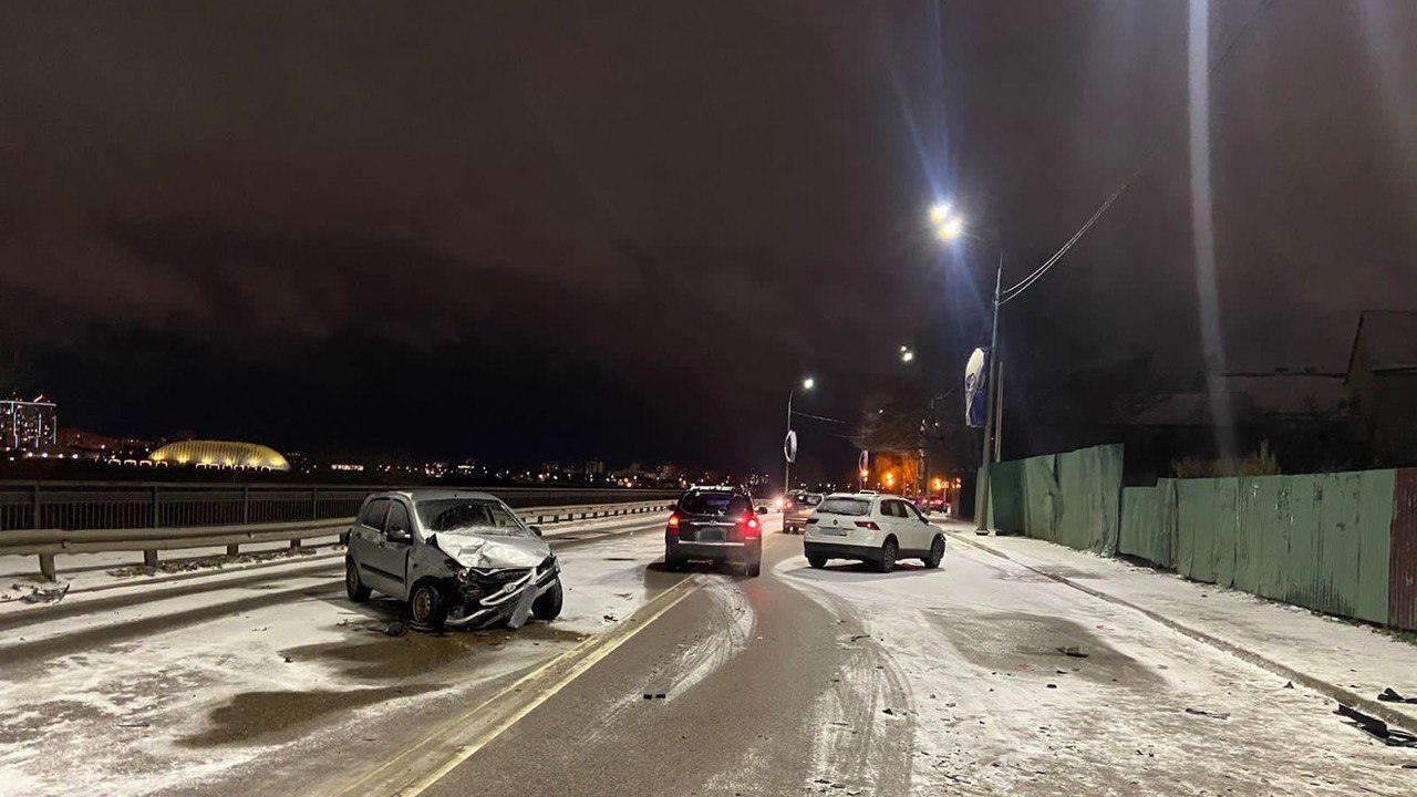 В Воронеже 2 человека пострадали в массовом ДТП на набережной  Массалитинова: видео