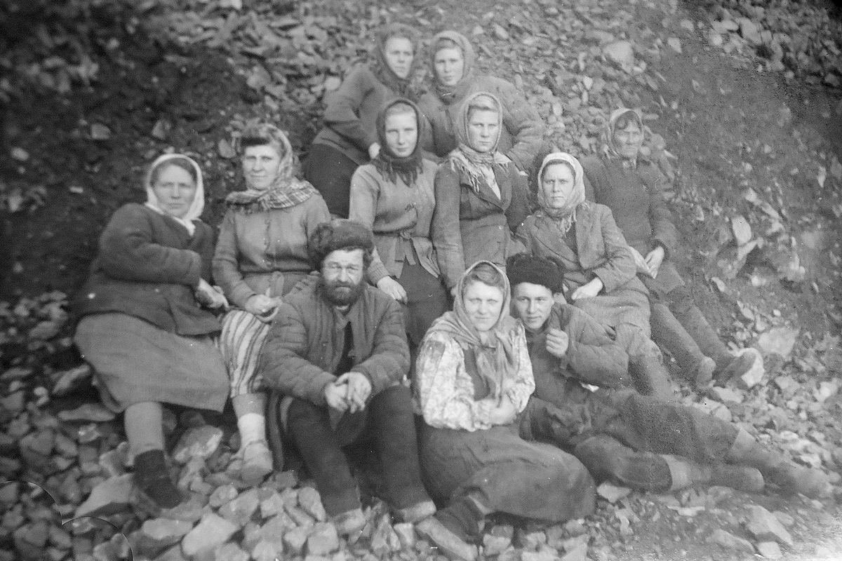 Пелагея Пальчикова (вторая слева во втором ряду) на Урале, 1950-е годы. Фото из архива героини публикации
